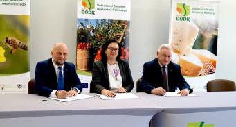Moment podpisania porozumienia o współpracy między trzema rolniczymi instytucjami – Dolnośląskim Ośrodkiem Doradztwa Rolniczego, Dolnośląskim Oddziałem Regionalnym Agencji Restrukturyzacji i Modernizacji Rolnictwa oraz Dolnośląską Izbą Rolniczą