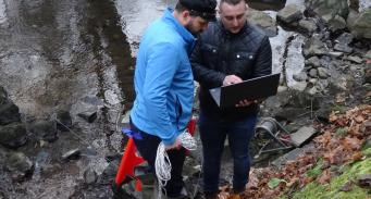 Prowadzący zajęcia prelegenci w trakcie analizy dna rzeki