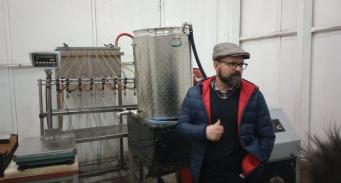 Maciej Karczewski prezentuje aparaturę służącą do rozlewu soków do butelek