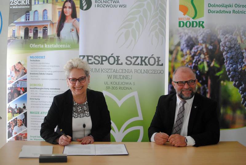 zdjęcia Podpisanie porozumień pomiędzy DODR, a szkołami rolniczymi 24.03.2022